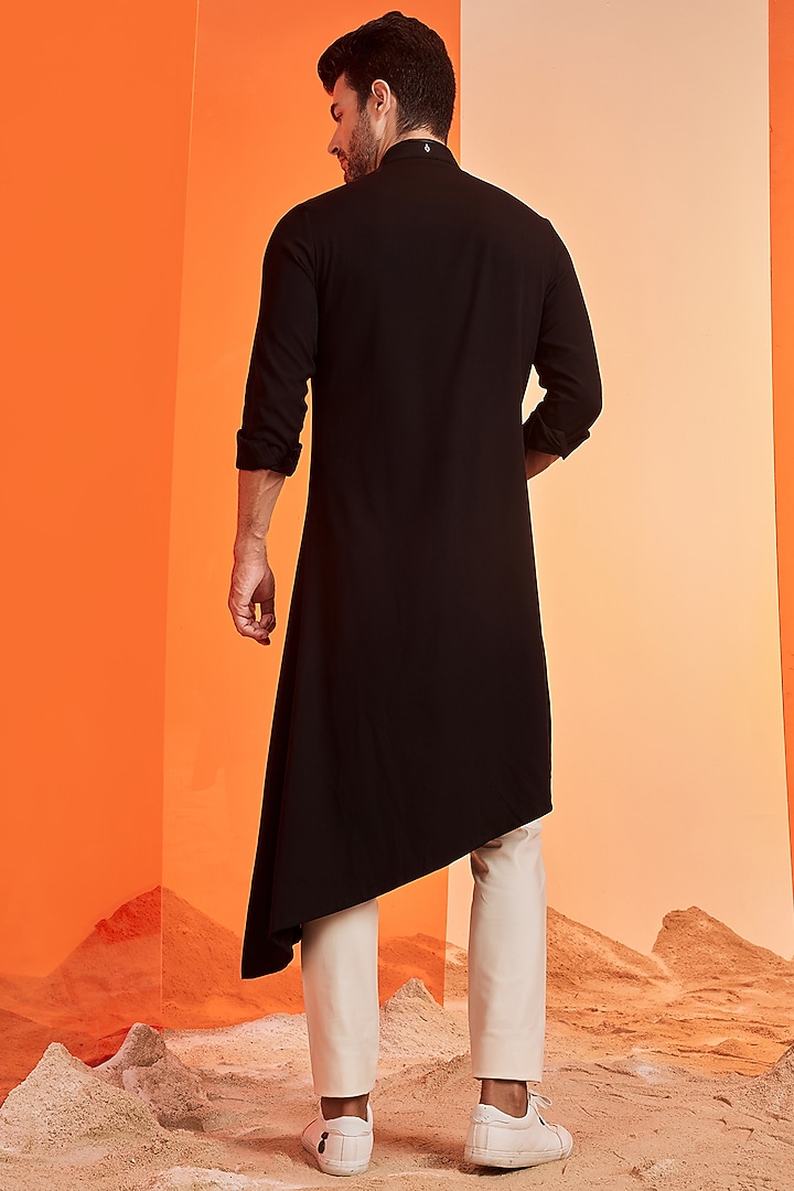 Black Embroidered Asymmetric Kurta by S&N by Shantnu Nikhil Men at Pernia's Pop Up Shop