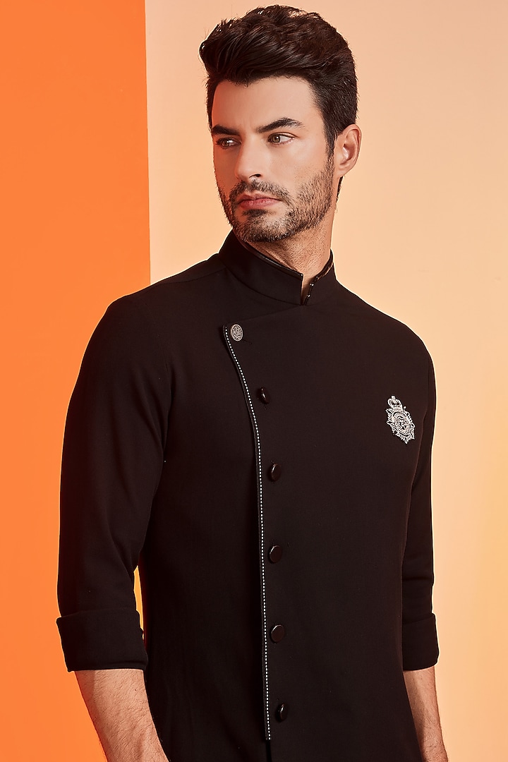 Black Embroidered Asymmetric Kurta by S&N by Shantnu Nikhil Men at Pernia's Pop Up Shop