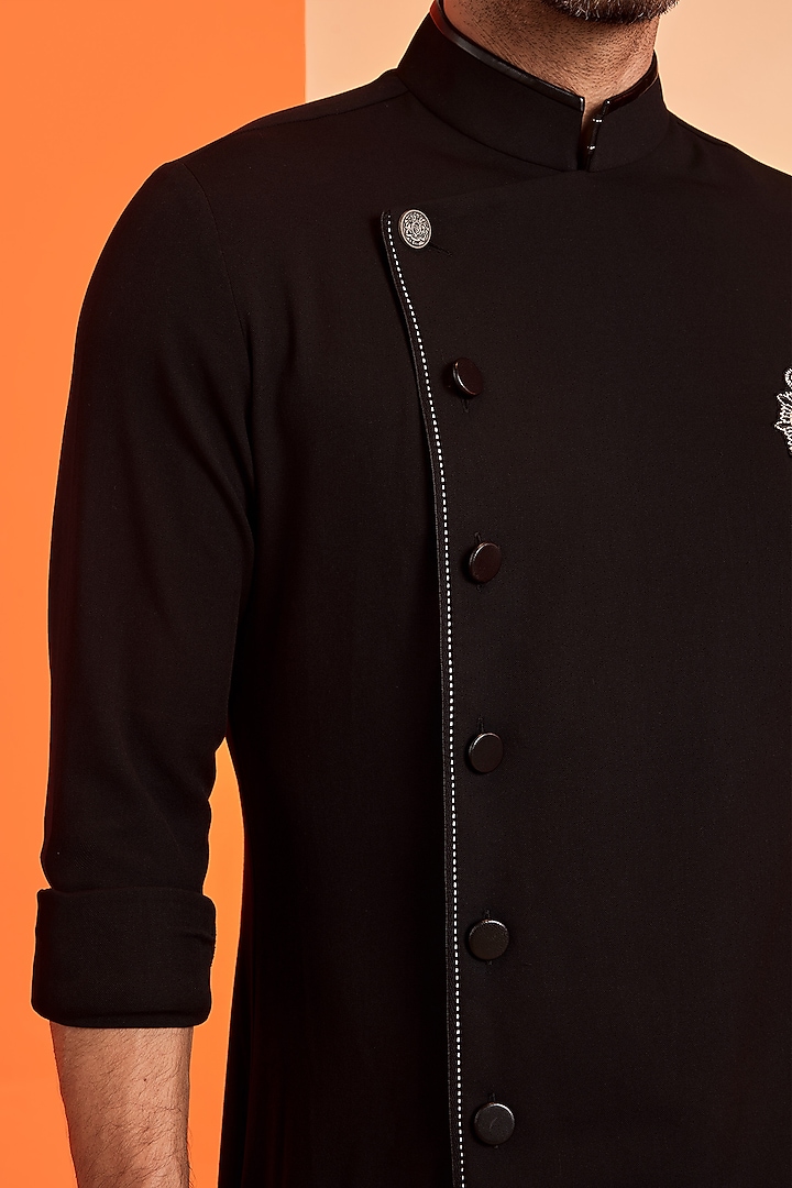 Black Embroidered Asymmetric Kurta by S&N by Shantnu Nikhil Men at Pernia's Pop Up Shop