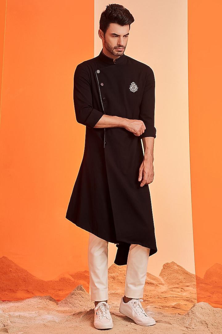 Black Embroidered Asymmetric Kurta by S&N by Shantnu Nikhil Men at Pernia's Pop Up Shop