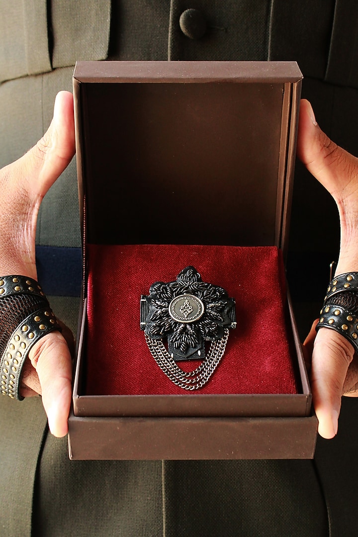 Black Brooch With Antique Crest by S&N by Shantnu Nikhil Men at Pernia's Pop Up Shop