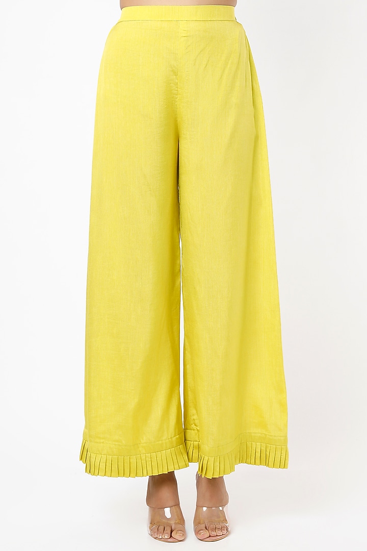 Yellow & White Embroidered Tunic Set by Shilpa Poddar at Pernia's Pop Up Shop