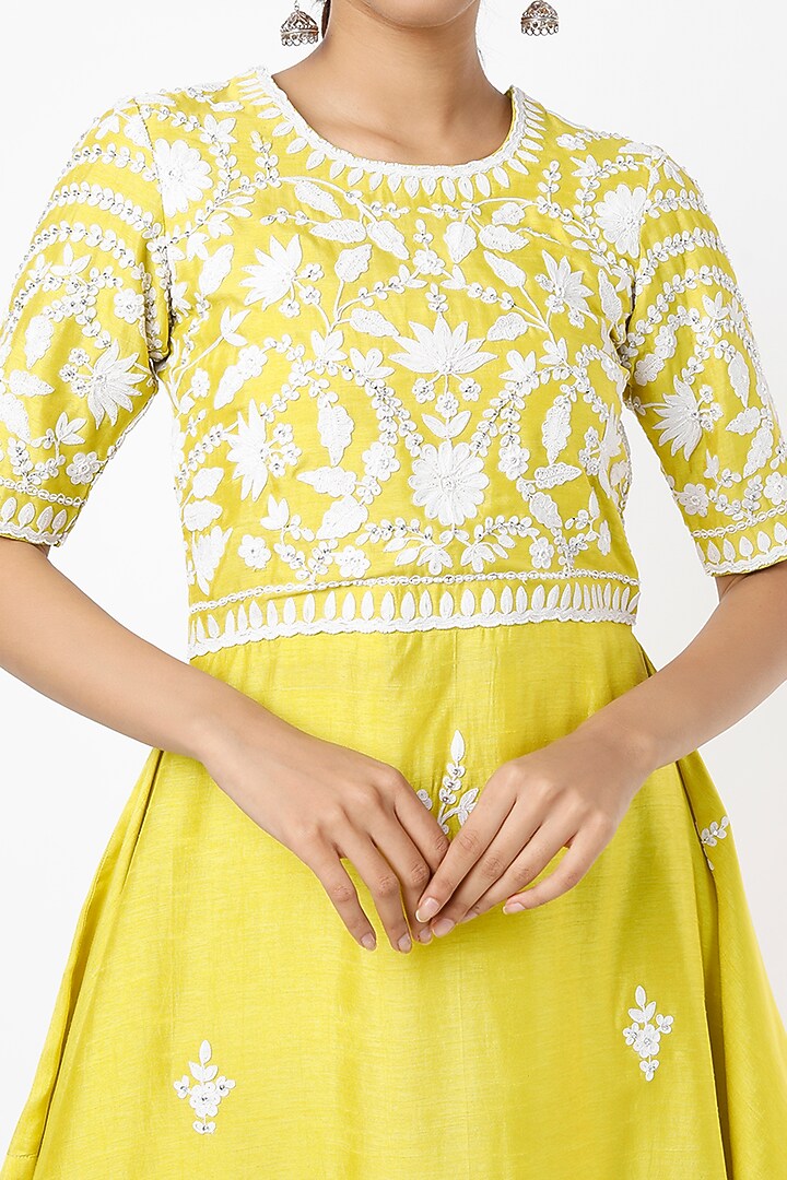 Yellow & White Embroidered Tunic Set by Shilpa Poddar at Pernia's Pop Up Shop