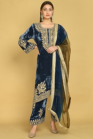 Emerald Green Velvet Kurta Set by Shobha Rani