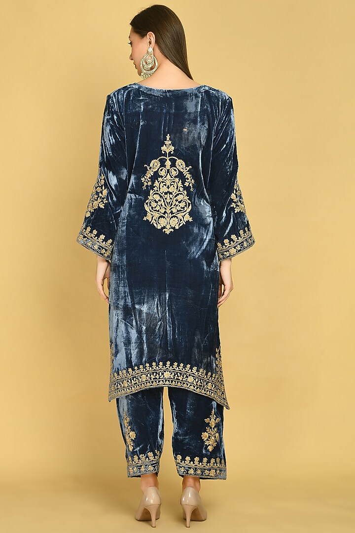 Emerald Green Velvet Kurta Set by Shobha Rani at Pernia's Pop Up Shop