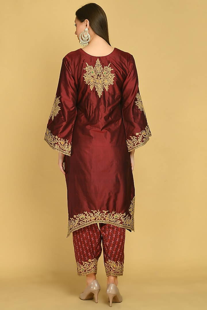 Maroon Velvet Kurta Set by Shobha Rani at Pernia's Pop Up Shop