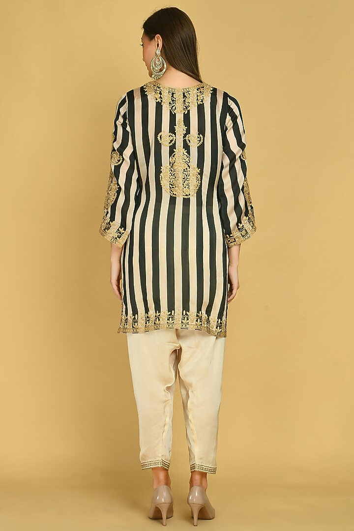 Forest Green Embroidered Kurta Set by Shobha Rani at Pernia's Pop Up Shop