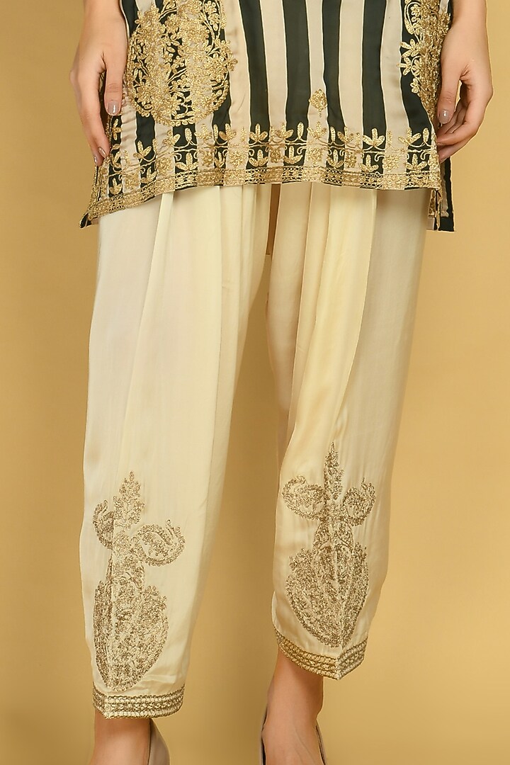 Forest Green Embroidered Kurta Set by Shobha Rani at Pernia's Pop Up Shop