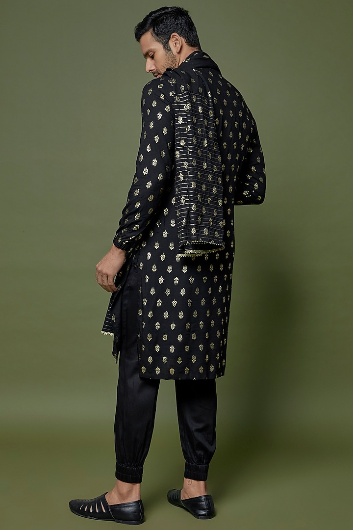 Black Slub Cotton Silk Printed Kurta Set by sharad raghav men at Pernia's Pop Up Shop