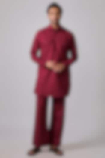 Maroon Linen Cotton Kurta Set by Sharad raghav men at Pernia's Pop Up Shop