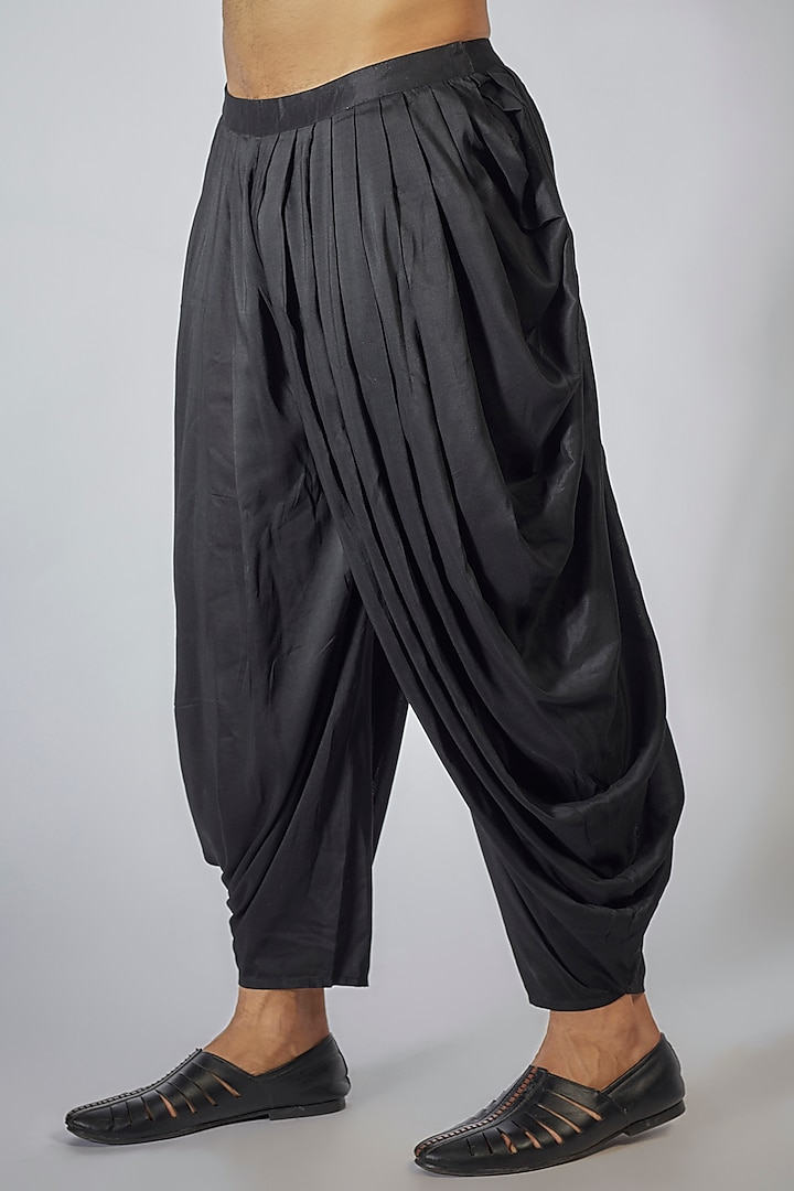 Black Cotton Mirror Embroidered & Tie-Dye Printed Kurta Set by Sharad raghav men at Pernia's Pop Up Shop