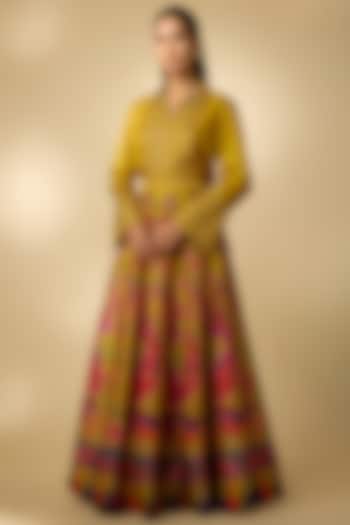 Mustard Gajji Silk Paisley Printed Lehenga Set by SHRADDHA RAMBHIA at Pernia's Pop Up Shop