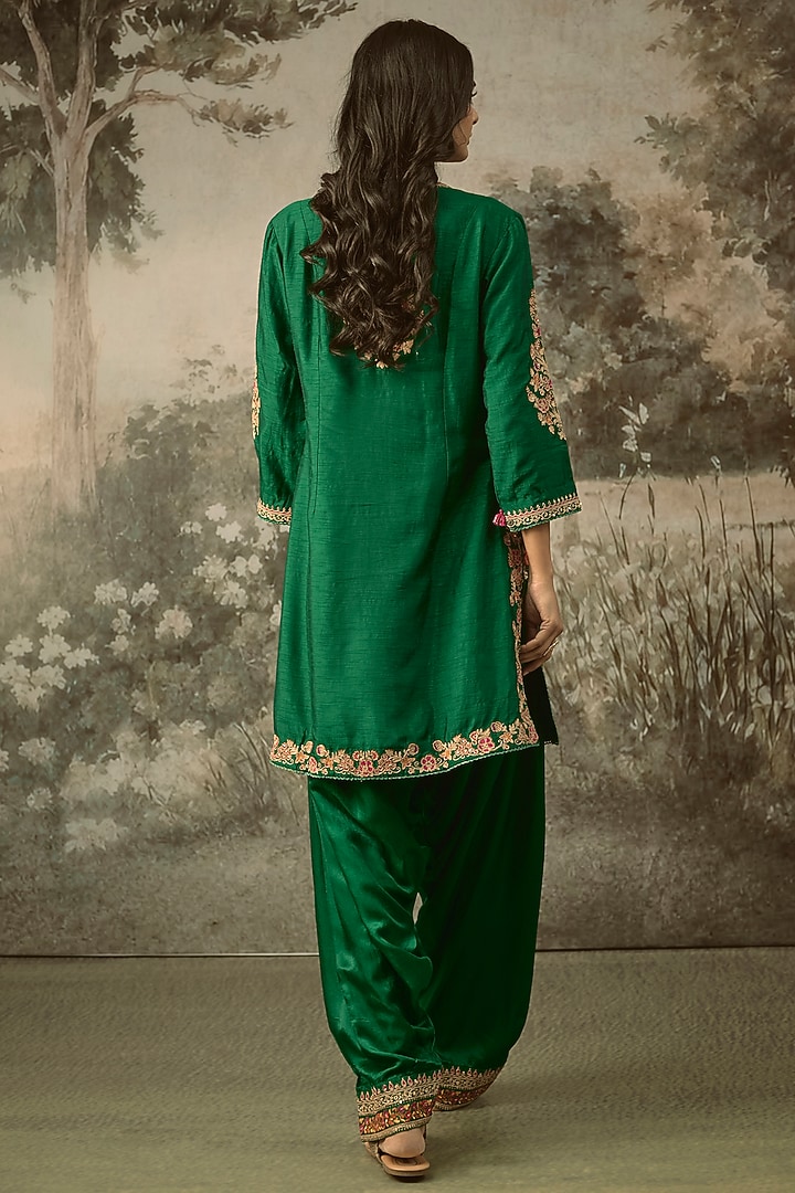 Green Vegan Slub Silk Resham Embroidered Kurta Set by SHRADDHA RAMBHIA at Pernia's Pop Up Shop
