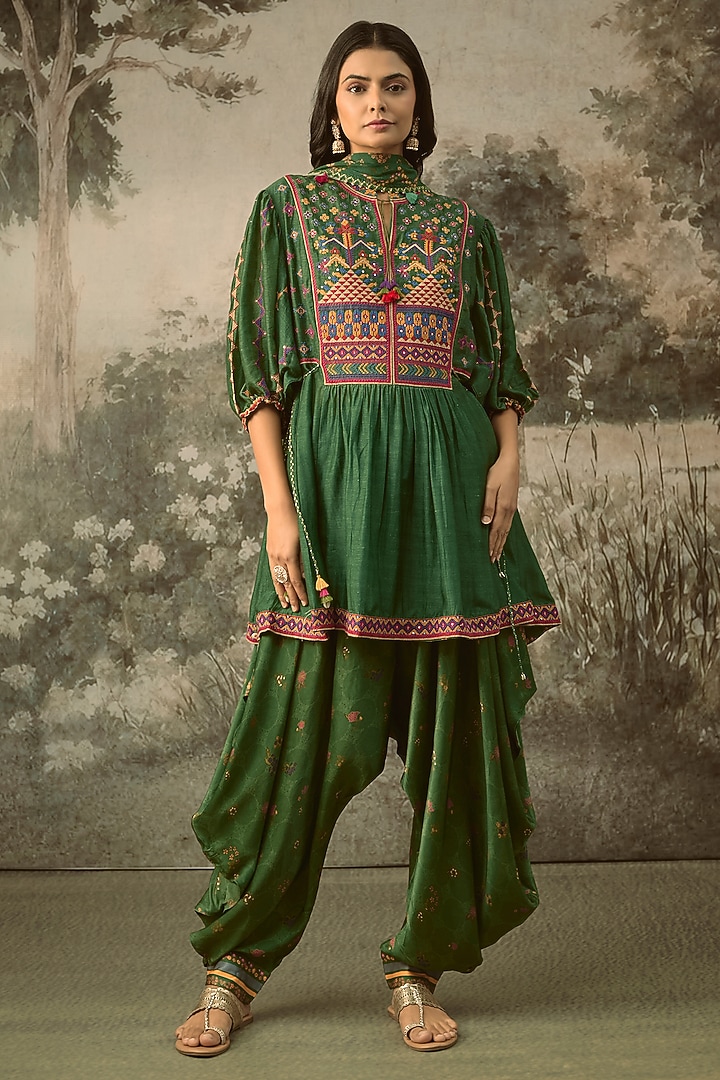 Green Vegan Linen Silk Cross-Stitch Embroidered Tie-Up kurta Set by SHRADDHA RAMBHIA at Pernia's Pop Up Shop