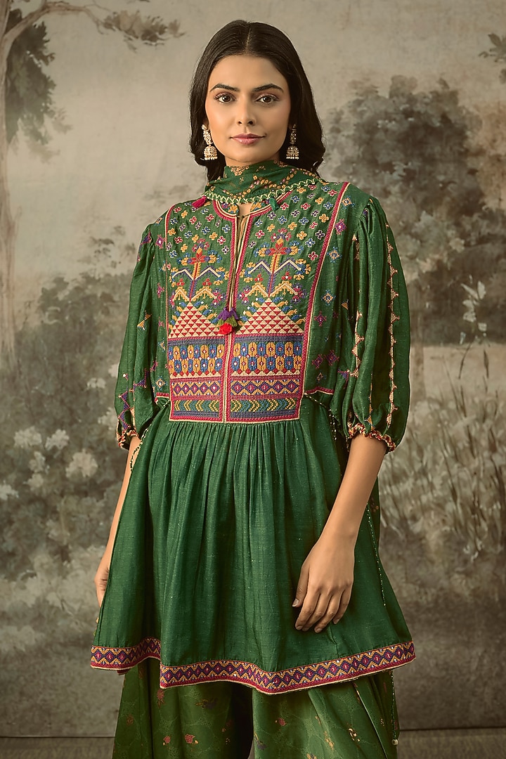 Green Vegan Linen Silk Cross-Stitch Embroidered Tie-Up kurta Set by SHRADDHA RAMBHIA at Pernia's Pop Up Shop
