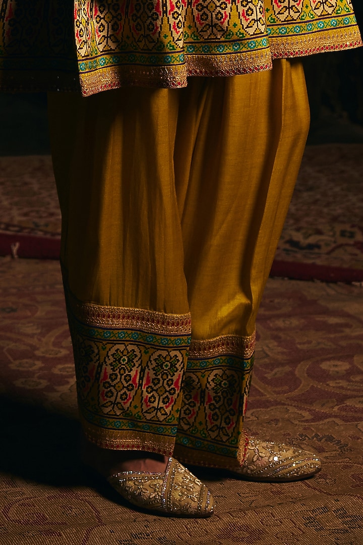 Mustard Vegan Slub Patola Printed Kurta Set by SHRADDHA RAMBHIA at Pernia's Pop Up Shop