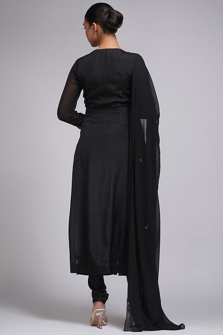 Black Habutai Silk Embroidered Kurta Set by Shruti S at Pernia's Pop Up Shop