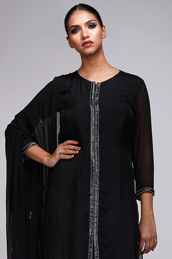 Black Habutai Silk Embroidered Kurta Set by Shruti S at Pernia's Pop Up Shop