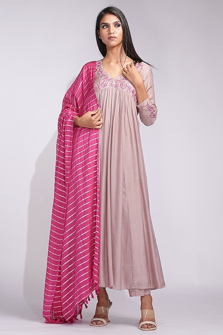 Pink Mulmul Cotton Zari Embroidered Kurta Set by Shruti S at Pernia's Pop Up Shop