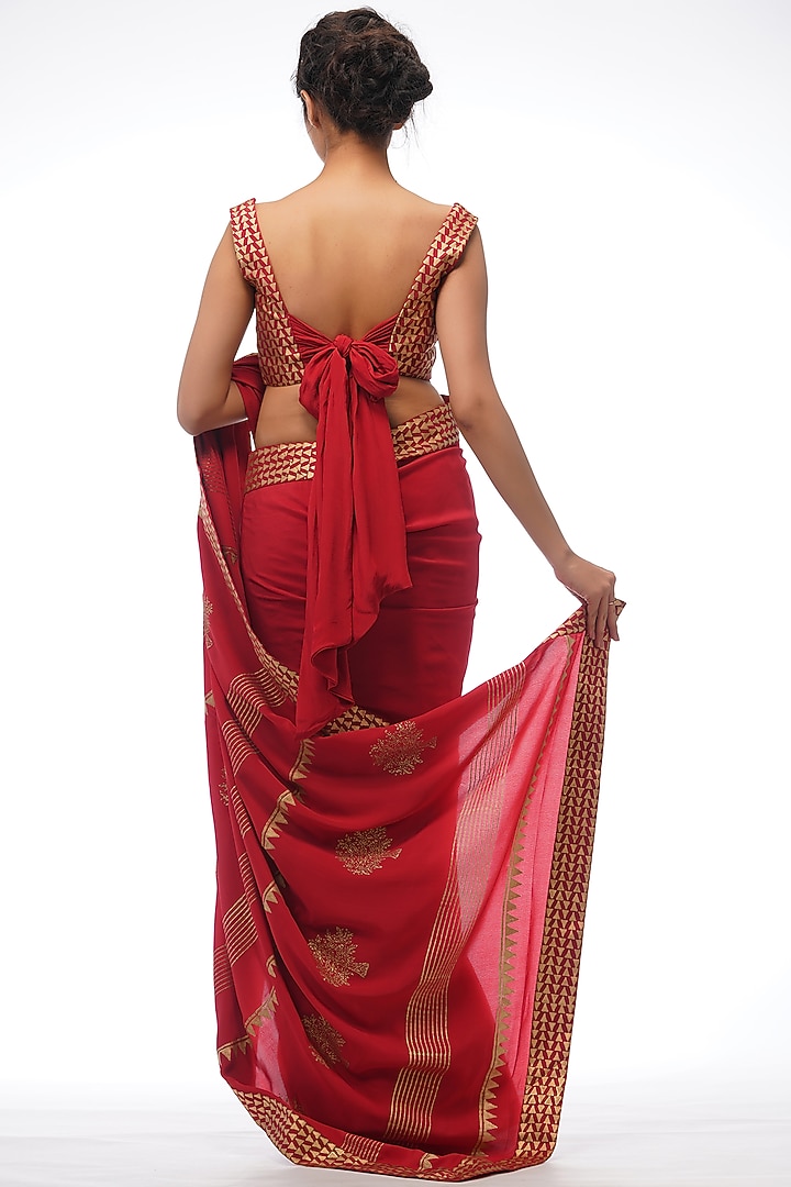 Red Pure Crepe Hand Painted Wedding Saree Set by Shruti S at Pernia's Pop Up Shop