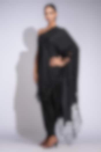 Black Silk Cutwork Embroidered Kurta Set by Shruti S at Pernia's Pop Up Shop