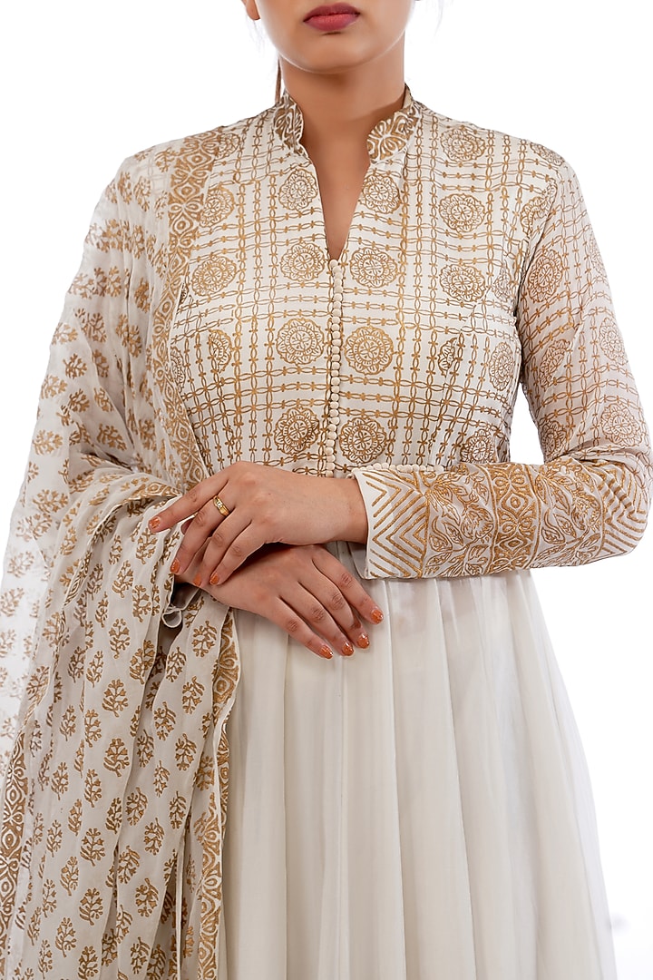 White Hand Painted Wedding Anarkali Set by Shruti S at Pernia's Pop Up Shop
