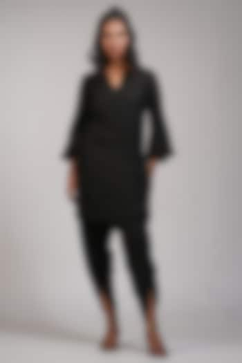 Black Mul Cotton Kurta Set by Shruti S at Pernia's Pop Up Shop