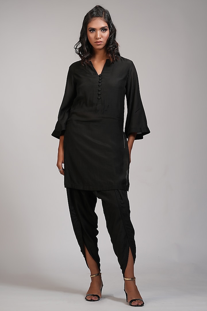 Black Mul Cotton Kurta Set by Shruti S at Pernia's Pop Up Shop