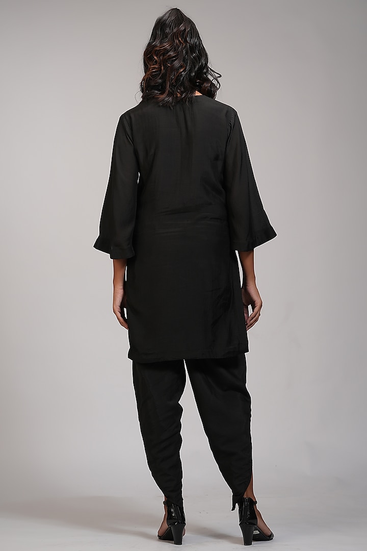 Black Mul Cotton Kurta Set by Shruti S at Pernia's Pop Up Shop