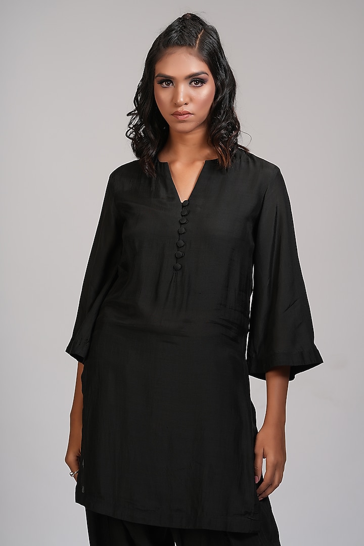 Black Mul Cotton Kurta Set by Shruti S at Pernia's Pop Up Shop