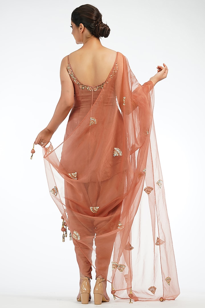 Cinnamon Pink Embroidered Kurta Set by Shruti S at Pernia's Pop Up Shop