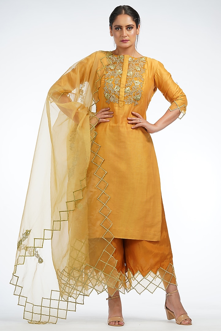 Mustard Embroidered Kurta Set by Shruti S at Pernia's Pop Up Shop