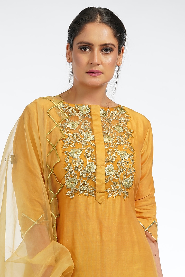 Mustard Embroidered Kurta Set by Shruti S at Pernia's Pop Up Shop