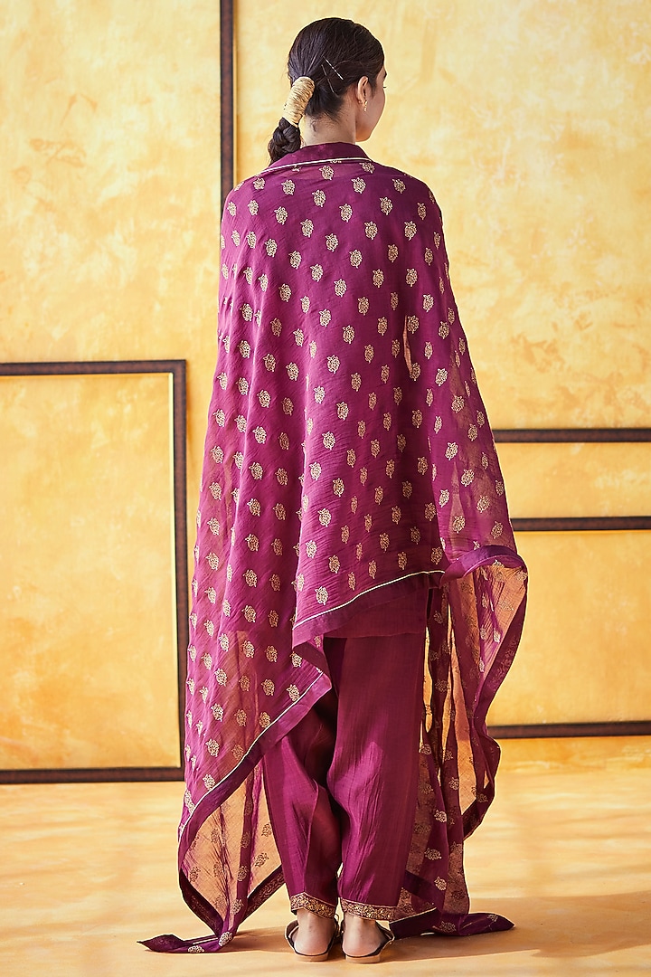 Plum Embroidered Kurta Set by Shrutkirti at Pernia's Pop Up Shop