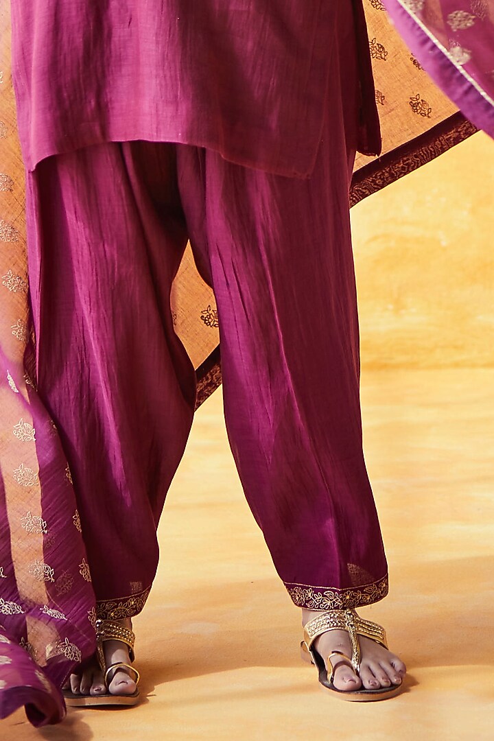 Plum Embroidered Kurta Set by Shrutkirti at Pernia's Pop Up Shop