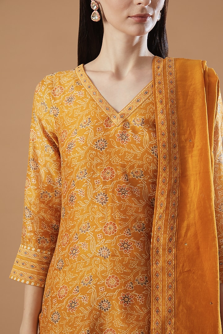 Mustard Floral Printed Kurta Set by Shrutkirti at Pernia's Pop Up Shop