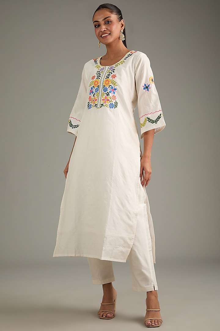 White Silk Floral Thread Embroidered Kurta Set by Shruti Goyal at Pernia's Pop Up Shop