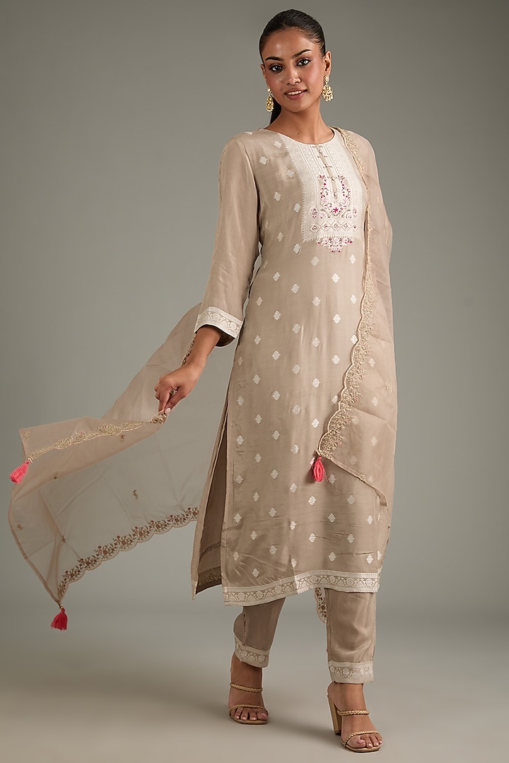 Grey Silk Aari Hand Embroidered Kurta Set by Shruti Goyal at Pernia's Pop Up Shop