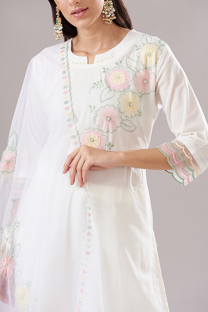 White Cotton Embroidered Kurta Set by Shruti Goyal at Pernia's Pop Up Shop