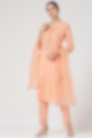Peach Embroidered Kurta Set by Shruti Goyal at Pernia's Pop Up Shop
