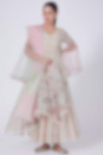 Blush Pink Floral Embroidered Kurta Set by Show Shaa at Pernia's Pop Up Shop