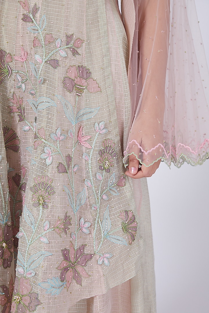 Blush Pink Floral Embroidered Kurta Set by Show Shaa at Pernia's Pop Up Shop