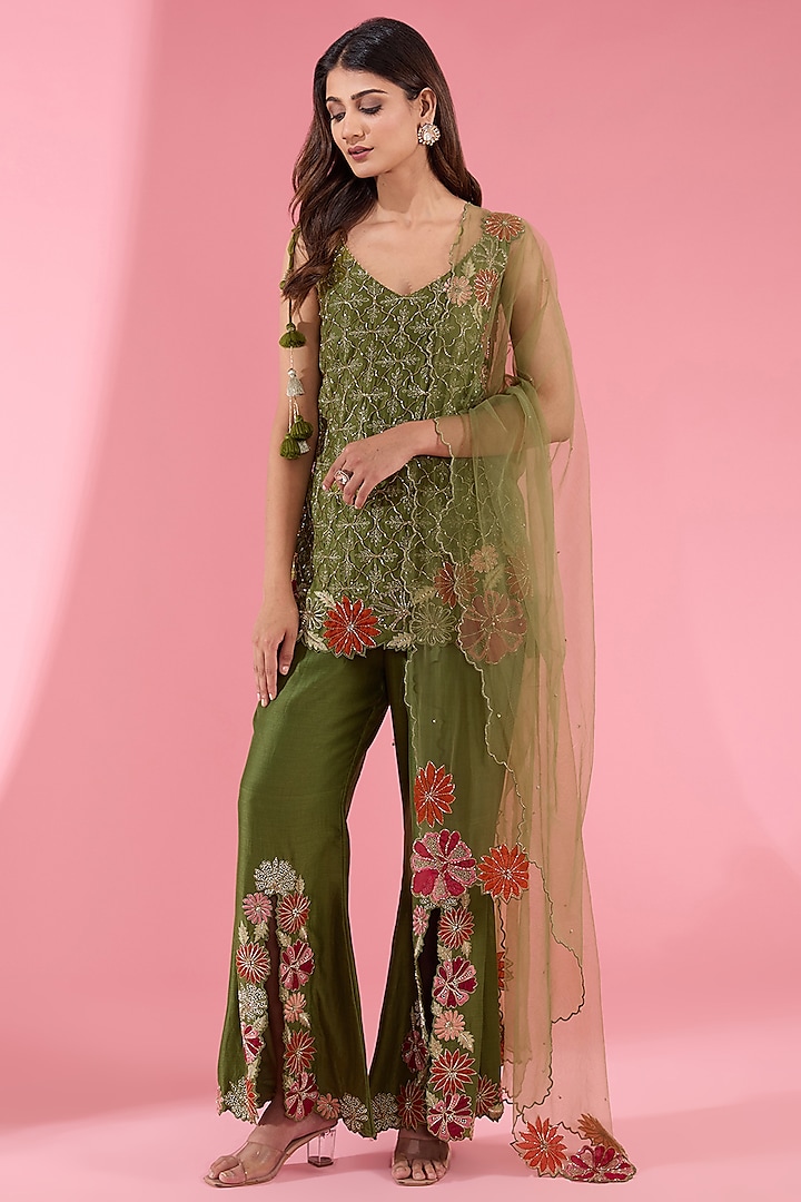 Green Chanderi Cutwork Embroidered Kurta Set by Show Shaa at Pernia's Pop Up Shop