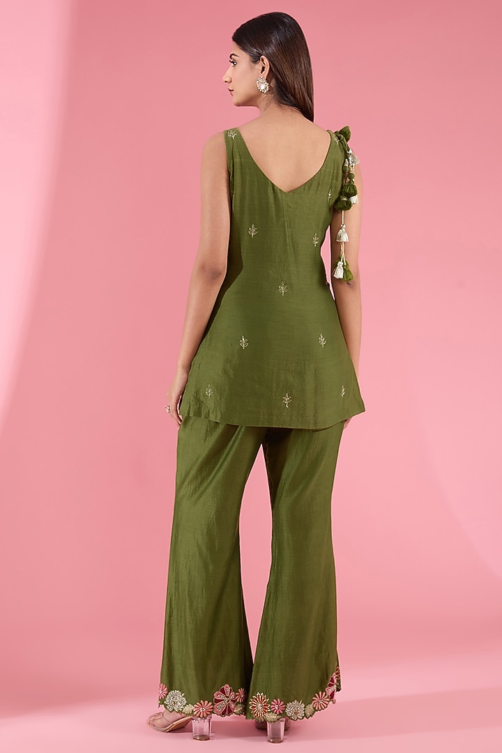 Green Chanderi Cutwork Embroidered Kurta Set by Show Shaa at Pernia's Pop Up Shop