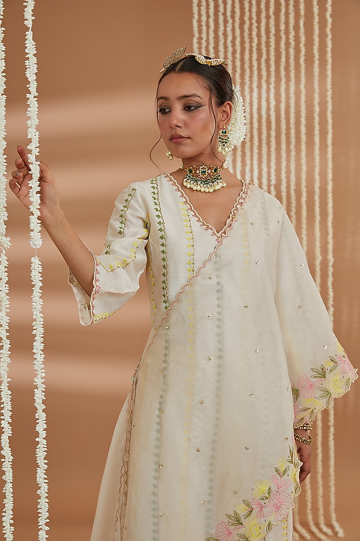 Ivory Chanderi Resham Embroidered Kurta Set by Show Shaa at Pernia's Pop Up Shop