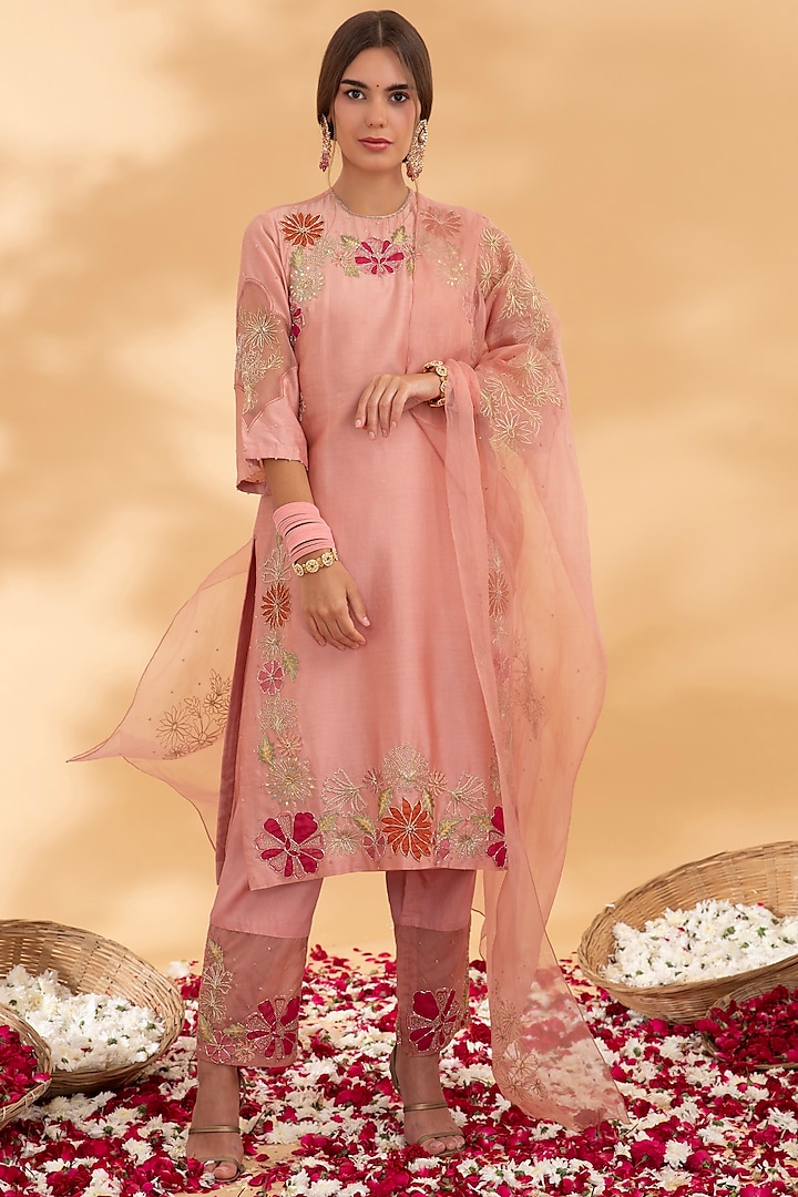 Dusty Rose Chanderi Floral Applique Embroidered Straight Kurta Set by Show Shaa at Pernia's Pop Up Shop