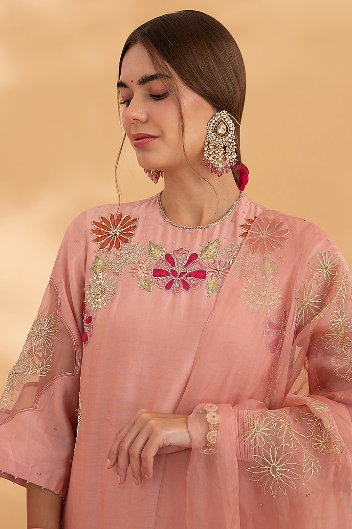 Dusty Rose Chanderi Floral Applique Embroidered Straight Kurta Set by Show Shaa at Pernia's Pop Up Shop