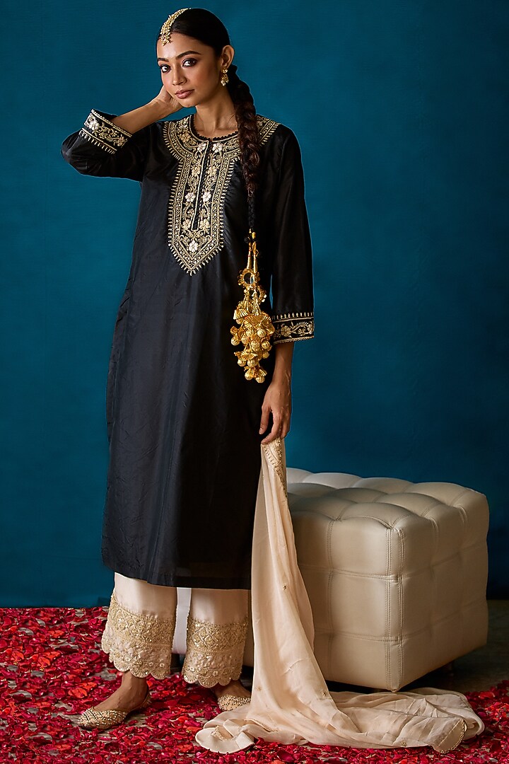 Black Pure Silk Hand Embroidered Kurta Set by SOHA BY HARLEEN AND SONA at Pernia's Pop Up Shop