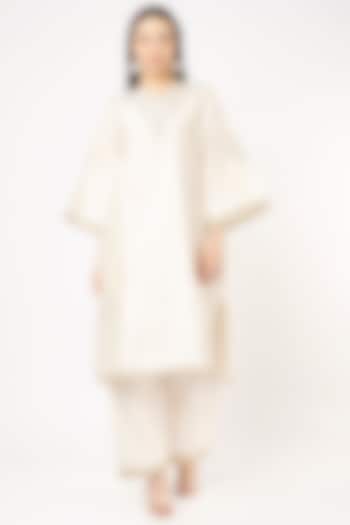 Ivory Aari Embroidered Kurta Set by Sheela Suthar at Pernia's Pop Up Shop