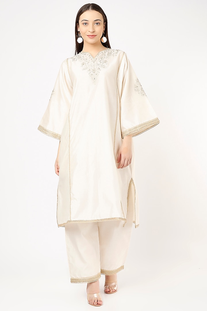 Ivory Aari Embroidered Kurta Set by Sheela Suthar at Pernia's Pop Up Shop